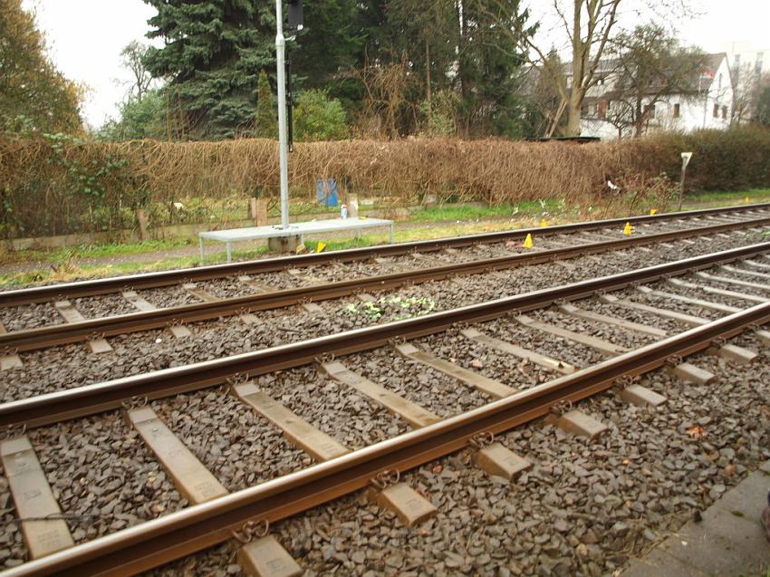 Kind unter Strassenbahn Koeln Porz Steinstr P06.JPG